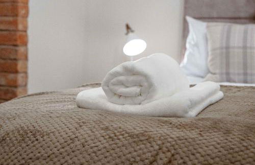 Cosy 2-Bed Flat with Free Parking-by Holiday Homes - Foto 12