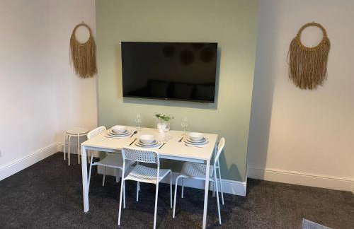 Overhill 3 bedroom flat 5 beds, free parking, ideal for Contractors - Foto 16