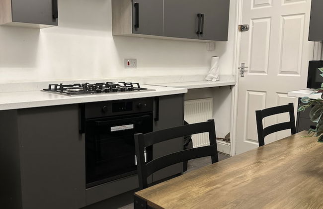 5-bed Apartment in Altrincham Near Airport - Photo 11