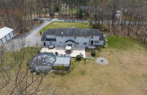 Luxe Lrg Pocono House for 18 Hot Tub/Gameroom/Pool - Foto 2