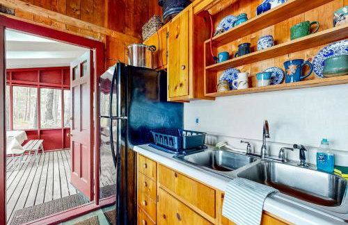 Peaceful 2BR Lakefront Cabin w/ New Dock - Foto 13