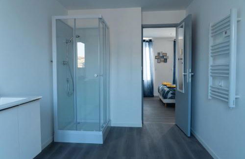 CitizenHouse Anzin - 4 Studios - 15 à 36m2 - Jardin - Terrasse - Accès autonome - WiFi - Netflix - Foto 29