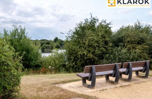 Four Bedroom Semi Detached House By Klarok Accommodation Peterborough With Free Parking & Garden - Foto 43