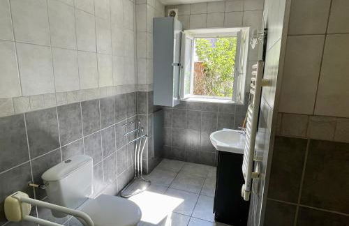 S19 Parking 1 chambre 1 à 2 personnes, facile d'acces A77, Nevers Magny Cours - Foto 4