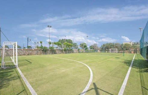 Amazing Home With Pool - Photo 7