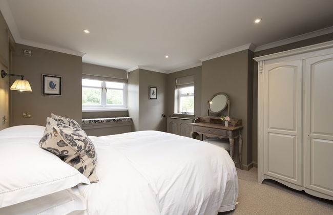 JOIVY Exceptional Cottage W/ Stunning Country Views - Photo 2