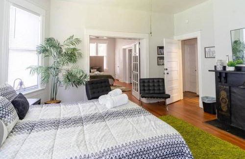 The Great Pink Lady with Huge Wrap Around Porch! - Foto 17