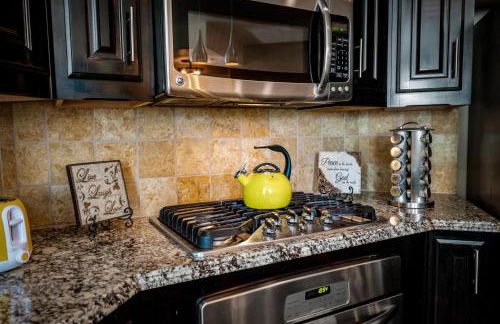 Luxury & Highly furnished upscale w Patio & Garage - Foto 9