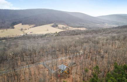 Cozy cabin w hot tub, fire pit & pet-friendly - Foto 51