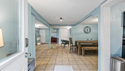 Historic Anchor at M Sleeps 7 Outdoor Shower Mins to Beach & Moody Gardens - Photo 2