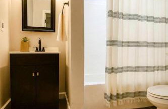 Waterfront Retreat with Spectacular Interior, Jacuzzi and Game Room in NC - Foto 44