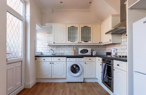 Modern 3-Bed House Parking & Family & Friends - Foto 26