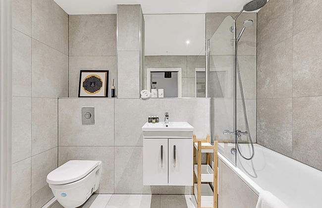 Newly Furnished and Bright Home - Foto 15