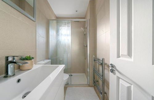 2 Bed Luxury Parking and Garden - Close to Heathrow - Foto 12