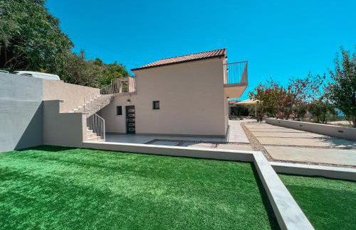 Mediterranean Oasis Seaside Villa with Pool - Foto 51