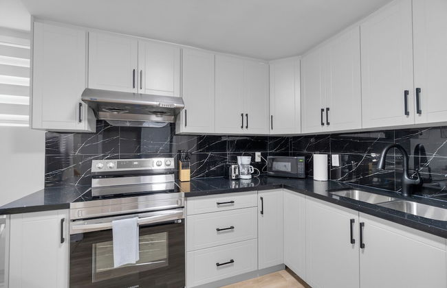 Beautiful House - On A Quiet Street - Photo 29