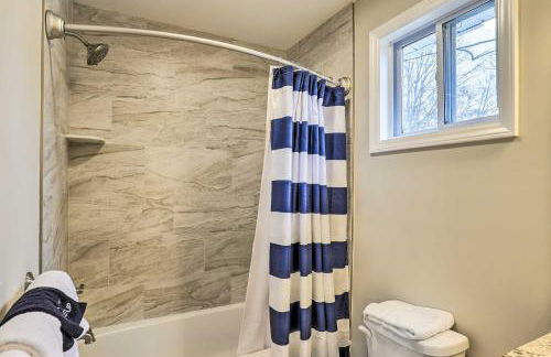 Modern Candler Home with Deck and Yard! - Foto 19