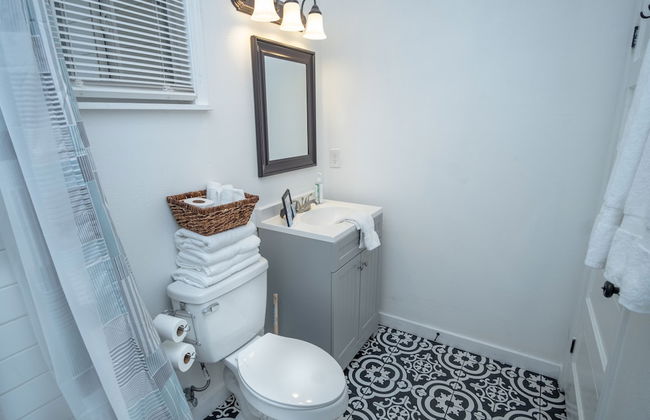 Downtown Remodeled Cozy 2br/1ba Home Sleeps 8 - Photo 15