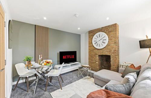 Unique 5 Bedroom 4 Bathroom House with Self-Contained-Studio - Excellent Location - Pool Table, Super-Fast Wifi, Smart TV and Self-Check-In by Yoko Property - Photo 32