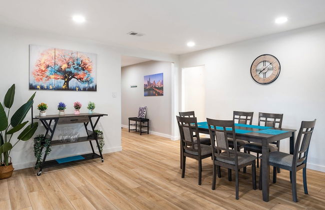 Upstay - Bungalow w Games Golf Fire and Patio - Photo 11