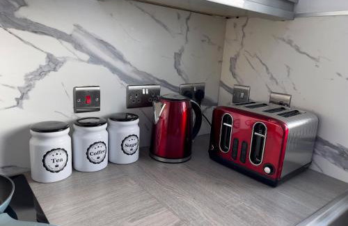 Elegant 3-bed apartment with FREE onsite PARKING in Enfield - Out door Patio - Big savings on Longer Stays - Photo 34