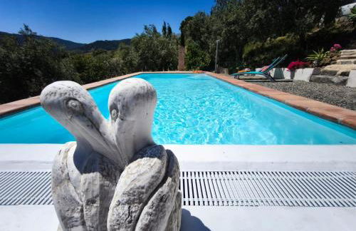 Künstlerhaus Finca Madreselva mit atemberaubenden Weitblick mit Infinitypool, kleinen Teichen und vielen Sitzplätzen in Tolox Malaga im Nationalpark Sierra de las Nieves, ideal für Entspannung, aber auch zum Wandern - Foto 9