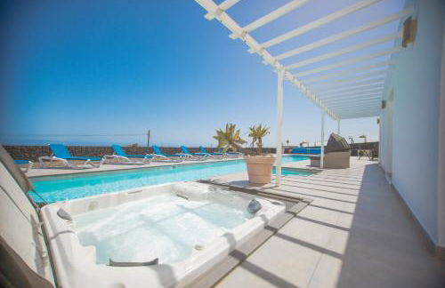 Casa Conil with a private 25 meter heated pool - Photo 6