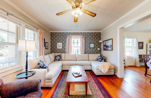 Yard, Porch and Fire Pit! Century-Old Hebron Escape - Foto 2