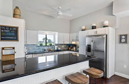 3-story beach house with incredible ocean views, steps to the beach - Photo 9