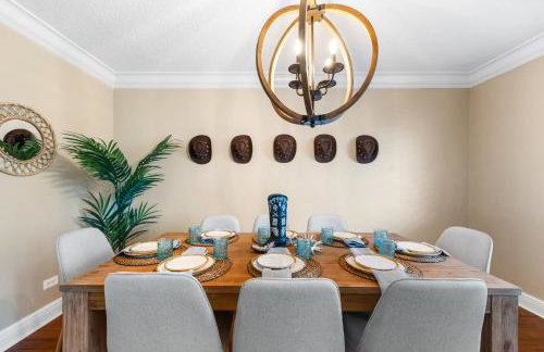 Centrally Located 4BD Oasis with Pool & Movie Patio - Foto 1