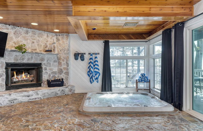 Views, Hot Tub, Firepit, Game Room, Playground Enchanted Forest by Avantstay - Foto 2