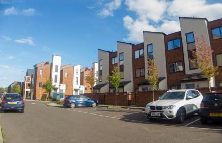 Three Bedroom Townhouse with Parking - Foto 7