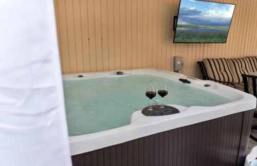 Fire and Fun Luxe Stay w Pool Hot Tub and Game Room - Foto 5