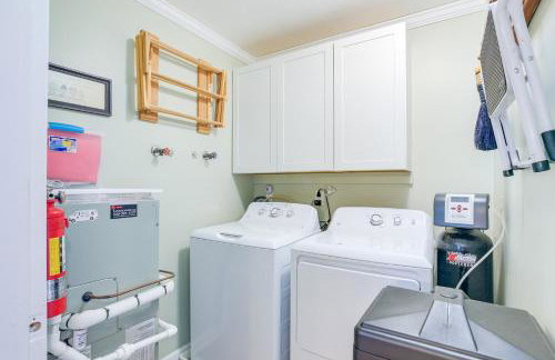 Radford Home with Wraparound Deck! - Foto 19