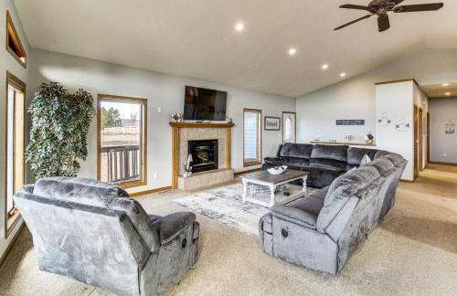 Deck with Lake Mac View! Spacious Family Retreat - Foto 6