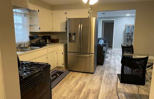 Cozy Roomy family sized apartment on major bus route close to all - Foto 16