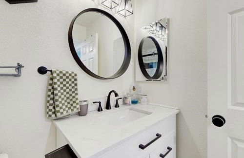 Stylish, Dog-Friendly Condo with Grill, shared Pool and Spa - Close to Downtown - Foto 11