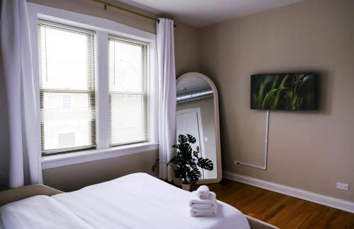 Chicago Chic, Cozy 1BR with Stylish Workspace - Photo 34