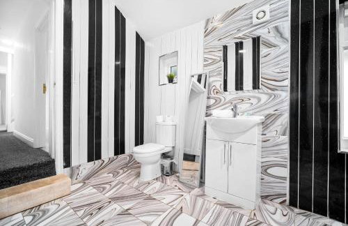 Stylish Five Bedroom House - Parking - Terrace - Fast Wi-Fi 974P - Foto 18