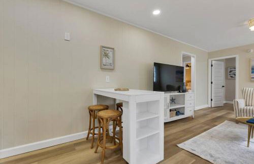 Coastal 3BD Bungalow One Block from Scenic Walkway - Foto 37