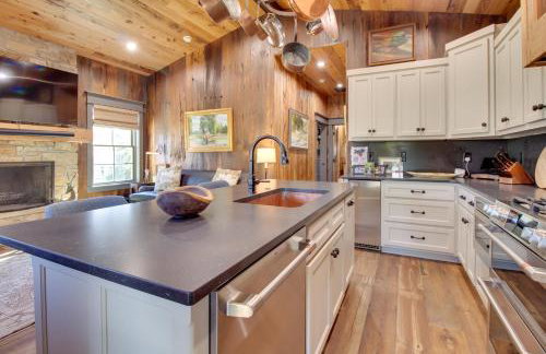 Walk to White River Cozy Escape with Screened Porch - Foto 4