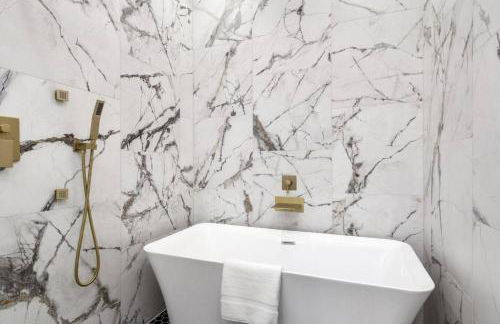 Chic 4BR Getaway Near NRG TMC - Foto 32