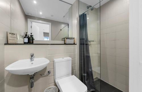 Waterfront Panorama – 2BR + Balcony, Near Stadium - Foto 18