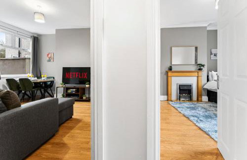 Comfortable 4 Bed Home - Free Parking & Fast WiFi - Foto 35