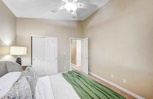 Luxury 6 BR Home Large Pool & Spa with Grassy Yard - Photo 29