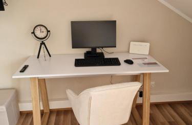 C4S COME4STAY Altötting - 3-Zi Whg I Zentrale Lage I Parkplatz I Balkon I WIFI I SmartTV I 1 Kingsize, 1 Queensize Bett I Office Arbeitsplatz I Wohnbereich mit Couch und Essbereich I voll ausgestattete Küche I Nespresso - Foto 7