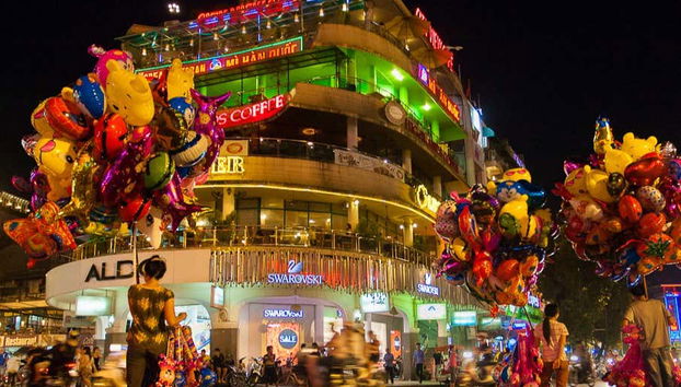 Le spettacolari illuminazioni notturne di Hanoi