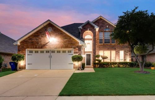 Modern and Luxury DFW Mansion with Backyard Oasis - Foto 1