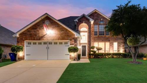 Modern and Luxury DFW Mansion with Backyard Oasis - Foto 1