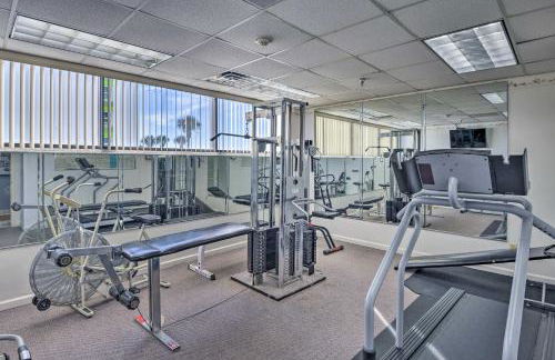 Sleek Beachfront Getaway with Community Perks! - Foto 22